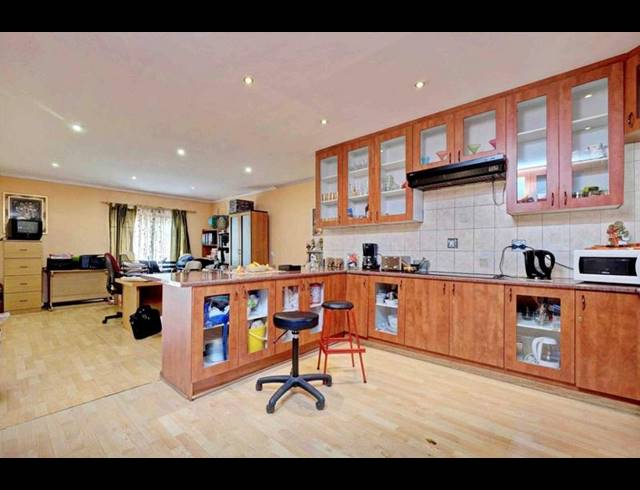 BUSINESS FOR SALE IN BEZUIDENHOUT VALLEY